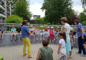 Dzieci z grupy VI na podsumowaniu akcji pod Biblioteką Miejską przy ul. Wodnika