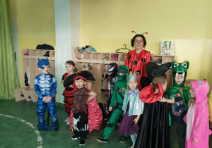 Dzieci w przebraniach razem z wychowawczynią