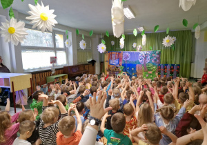 Wszystkie dzieci unoszą ręce do góry