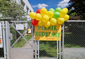 Furtka wejściowa do ogrodu z napisem "Piknik rodzinny"