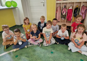 Dzieci z grupy 6 w oczekiwaniu na zabawy w szatni przedszkolnej