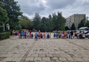 Zdjęcie wszystkich uczestników spotkania przed budynkiem przedszkola