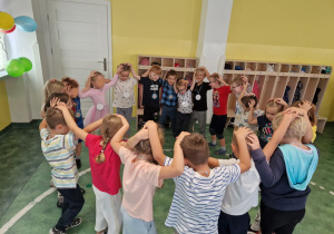 Dzieci z grupy 6 podczas tańca w kole