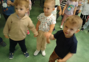 Dzieci z grupy 2 podczas zabawy przy muzyce