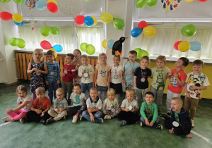 Wspólne zdjęcie w przebraniach dzieci z grupy IX