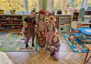 Pozujące do zdjęcia dziewczynki z grupy VII