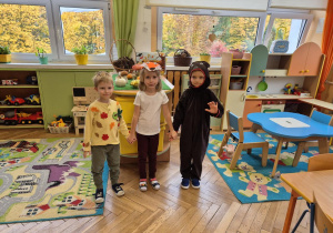 Pozujące do zdjęcia dzieci z grupy VII