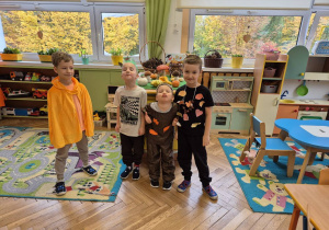 Pozujący do zdjęcia chłopcy z grupy VII