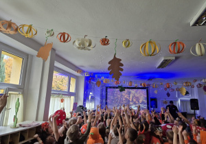 Dzieci z rączkami w górze łapiące bańki mydlane