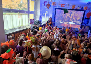 Dzieci i bański mydlane podczas zabawy