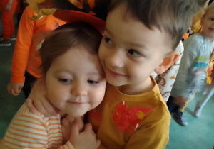 Dzieci z grupy V ustawione w pociąg podczas zabawy