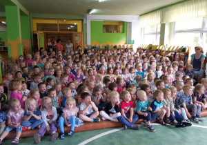 Wszystkie dzieci siedzące na widowni biorące udział w przedstawieniu.