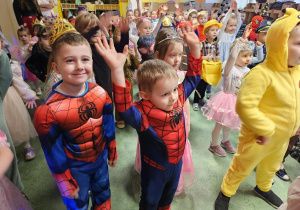 Grupa dzieci w strojach karnawałowych