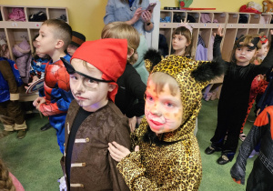 Dzieci w przebraniach karnawałowych