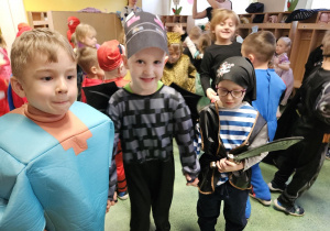 Grupka dzieci bawiąca się na balu