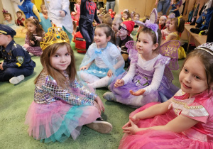 Dziewczynki w strojach księżniczek czekające na rozpoczęcie balu karnawałowego