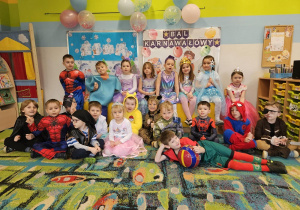 Zdjęcie wspólne dzieci z grupy IX w strojach karnawałowych