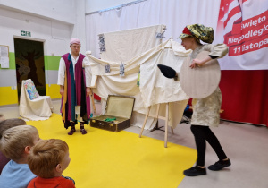 Aktorzy na scenie z akcesoriami malarskimi