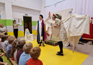 Rozmowa pomiędzy aktorami na scenie