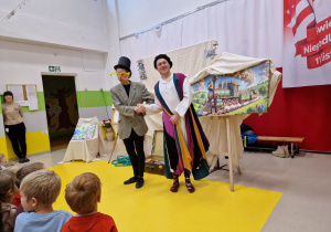 Aktorzy inscenizujący wiersz "Okulary"