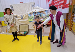 Aktorzy dziękujący za wspólną zabawę chłopcu z grupy 6