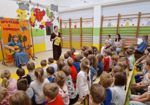 Pani Dominika rozmawiająca z publicznością