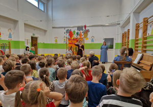 Widok z końca sali na uczestników i prowadzących spotkanie