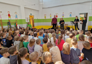 Muzycy przygotowują się do koncertu