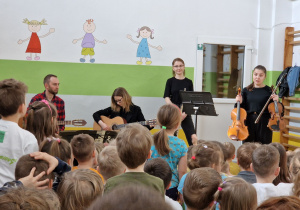Muzycy ze szkoły muzycznej zadają dzieciom pytania o instrumenty