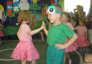 Dzieci tańczące w parach
