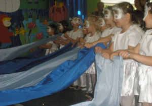 Dzieci z grupy VI podczas tańca z chustami