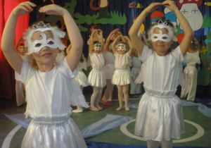 Taniec łabędzi w wykonaniu dzieci z grupy VI