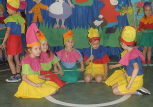 Dzieci przebrane za pajacyki podczas tańca