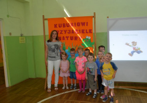 Wspólne zdjęcie nauczyciela z dziećmi