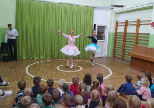 Tancerki prezentują taniec z ,,Jeziora Łabędziego".