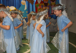 Dzieci przebrane za anioły prezentują układ choreograficzny tańcząc w parach z szyfonowymi chustkami.