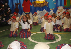 Dzieci przebrane za pastuszków prezentują układ choreograficzny.