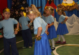 Dzieci przebrane za gwiazdeczki prezentują układ choreograficzny tańcząc w parach.