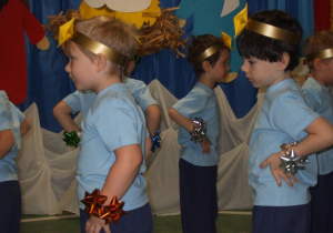 Dzieci przebrane za gwiazdeczki prezentują układ choreograficzny.