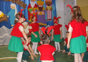 Dzieci przebrane za renifery prezentują układ choreograficzny.
