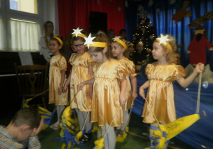 Dziewczynki przebrane za gwiazdeczki prezentują układ choreograficzny.