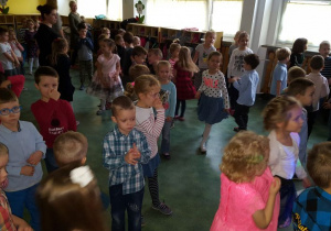 Dzieci tańczą dowolnie w rytm muzyki.