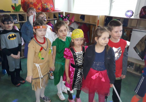 Dzieci stoją przebrane za cygankę, indiankę, rycerza, batmana.