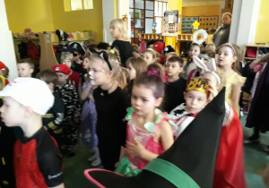 Dzieci przebrane w bajeczne stroje tańczą w rytm muzyki.