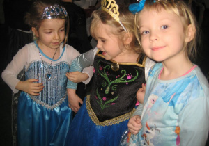 Dziewczynki przebrane za księżniczki pozują do zdjęcia .