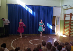 Tancerki prezentują dzieciom ,,Taniec kwiatów".