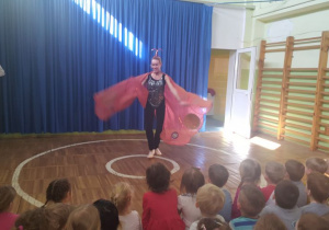 Tancerka prezentuje dzieciom ,,Taniec motyla".