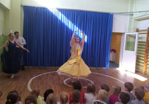 Tancerki prezentują dzieciom ,,Taniec księżyca" i ,,Taniec słońca".