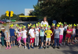 Dzieci z grupy ,,Motylki" zgromadzone na placu przed przedszkolem.