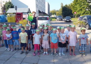 Dzieci z grupy ,,Żabki" zgromadzone na placu przed przedszkolem.